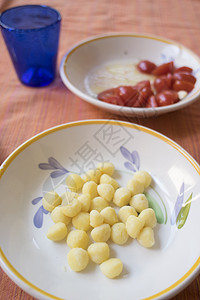 有新鲜西红柿的马铃薯小燕子白色饺子汤团盘子土豆衣服图片