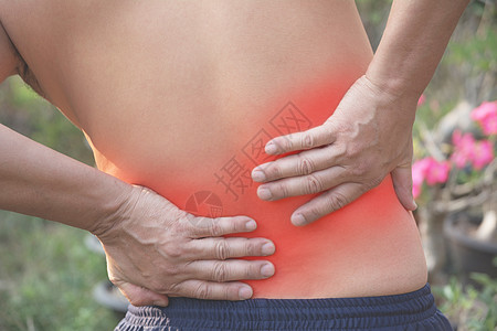 人手牵着腰背 痛得要命男性身体运动背痛腹部皮肤肌肉解剖学伤害警告图片