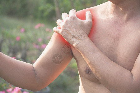人肩部疼痛 男子肌肉肌壮壮的急性疼痛疗法治疗身体痛苦按摩皮肤药品脊柱背痛解剖学图片