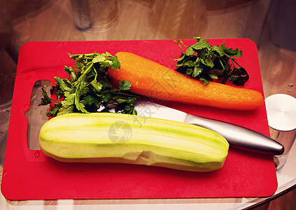 Zucchini 胡萝卜 和欧斯利在切割板上图片