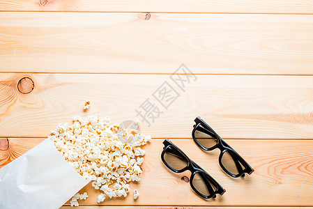 在木板上看电影和爆米花的3D杯图片