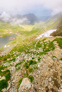 从上到下 雾中Balea湖激流环境爬坡旅行海拔阴霾地面洪水山脊风景图片