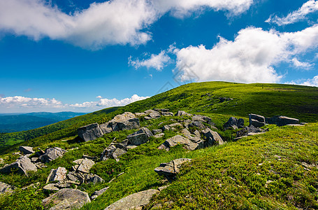 在草地山坡上形成巨大的岩层顶峰山脊地面资源起义驼峰环境爬坡土地巨石图片