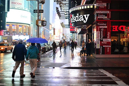 夜间在雨中时间广场人群设备活动交通出租车地方旅行标牌街道城市生活图片