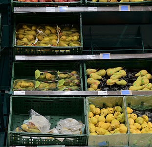 欧洲零售店的蔬菜水果店部分 蔬菜水果店-当地超市的梨图片