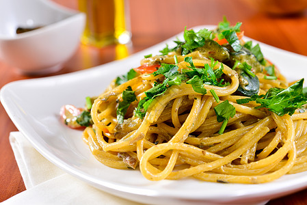 虾养殖与猪肉蘑菇和虾的意大利面条食谱烹饪香菜地区性食物奶油美食饮食国际美味背景