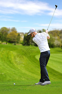 高尔夫球手击中高尔夫球爱好胡子玩家男性球道课程游戏竞赛俱乐部闲暇图片