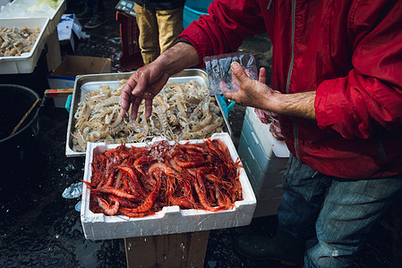 反鱼市上的新鲜鲜生海鲜马赛女士小贩摊位零售健康小龙虾食物白色美食图片