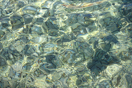 海水表面背景蓝色石头波纹卵石绿色海浪运动反射晴天水晶图片
