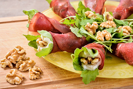 Bresaola 玫瑰花饰配帕玛森奶油 意大利食物香肠食谱盘子粮食厨房烹饪流动薄片火箭营养图片