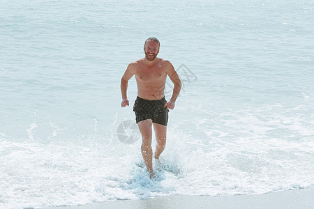 快乐的人从海上逃出成人娱乐身体旅行活动微笑海滩热带海浪跑步图片