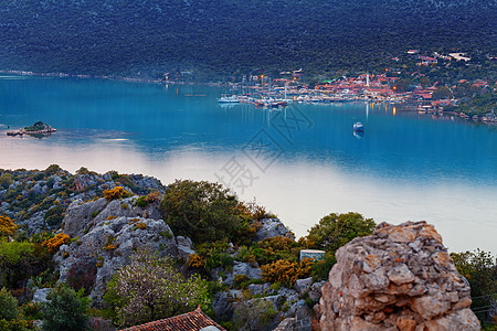 土耳其Kekova镇附近环礁湖上空的日出图片