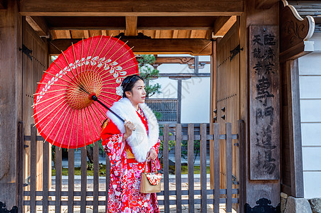 身着日本传统和服的亚裔妇女参观京都美丽的美人图片