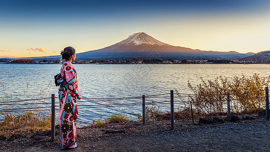 在富士山穿日本传统和服的亚裔妇女 日本川口子湖日落女郎衣服文化女士天空微笑婚礼裙子古董游客旅游图片