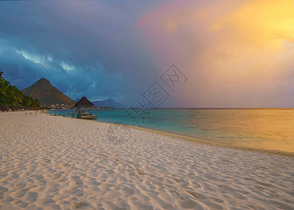 毛里求斯日落时的美景沙滩图片