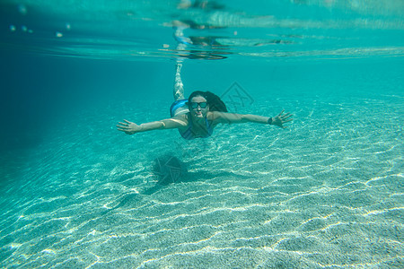 水下游泳的妇女蓝色游泳者阳光海滩假期潜水活动乐趣女孩呼吸管图片