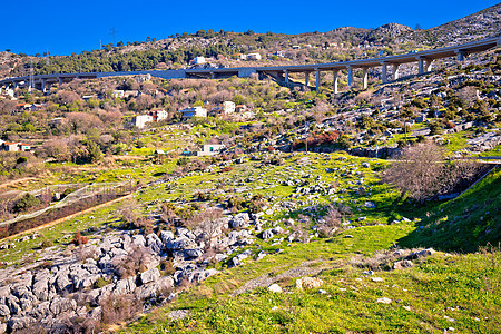 Klis山坡村和Split高速公路视图图片