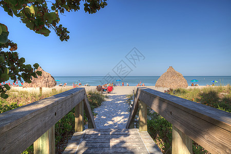 洛德米尔克海滩上空清蓝天空海岸人行道海岸线小屋茅草海洋太阳小屋提基假期海滩图片