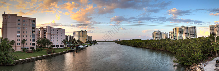 旺德比尔特海峡河上的日落天空和云层天空黄金热带全景航行海岸频道海洋海岸线风景图片