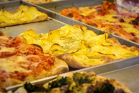 一个长方形披萨切片的近视鳀鱼餐厅食物火箭小吃香肠脆皮烘烤面包烤箱图片