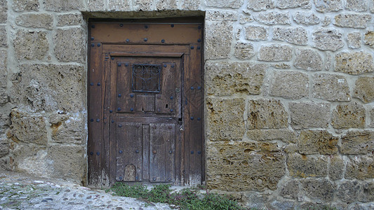 旧木板门和石墙图片