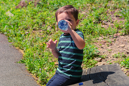 口渴的小男孩泉水蒸馏水休闲服快乐瓶子生活方式金发冷饮水瓶意识图片