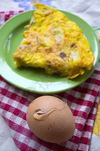 新鲜鸡蛋的煎蛋卷黄色背景图片