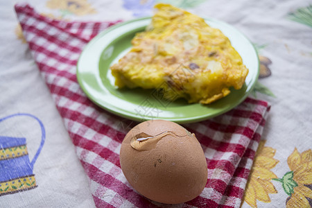 新鲜鸡蛋的煎蛋卷黄色背景图片