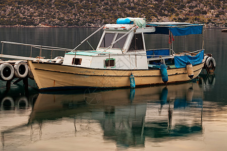 小渔民村的渔船反射日落旅游海洋港口海岸海景支撑帆船村庄图片