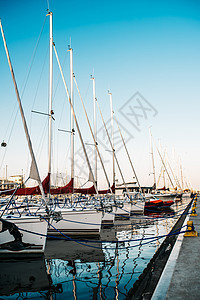 在加瓦尼的游艇被绑在码头上码头财富帆船旅行奢华港口娱乐绞盘绳索运动图片