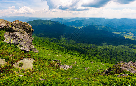 草原上的悬崖岩壁海拔山脊风景巨石顶峰资源滑坡丘陵地面石头图片