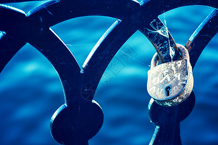 爱情锁在旧桥的栏杆上恋情恋人小说婚姻挂锁已婚情感传统钥匙夫妻图片