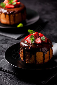 香草巧克力和草莓蛋糕图片