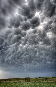 加拿大曼马图斯云暴雷雨云景天气草原场景戏剧性荒野危险天空风暴图片