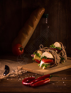三明治加火腿 奶酪 西红柿 生菜和烤面包美食俱乐部沙拉黄瓜熏肉面包早餐蔬菜午餐食物图片