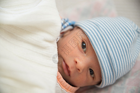 身戴帽子的新生儿男婴毯子孩子蓝色生活眼睛皮肤苏醒儿子男生新生图片