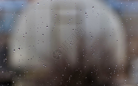 玻璃上的春雨滴雨滴窗户天气水分液体水滴多云下雨宏观图片