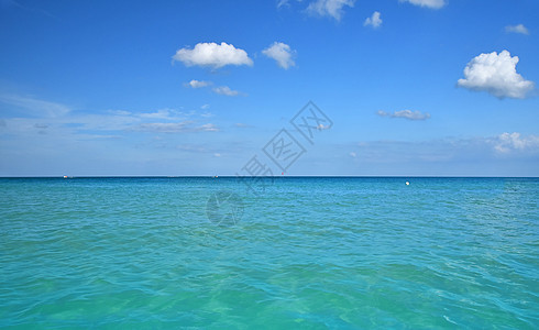 蓝海水 地平线和天空的平静景象波浪海滨风景蓝色蓝绿色假期旅行海洋场景水平图片