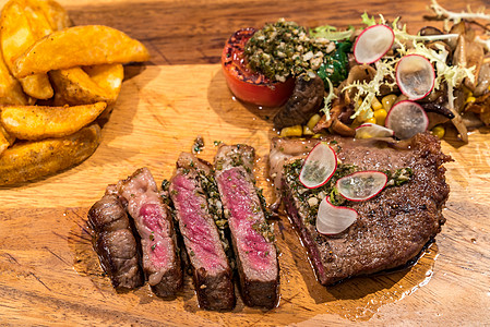 黄蜂牛肉Wagyu Beef胡椒洋葱香料腰肉食物烹饪土豆炙烤烧烤迷迭香图片