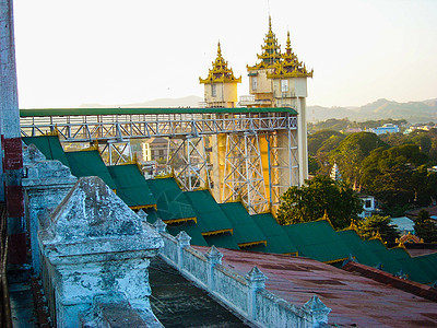 在布罗玛的一座寺庙建筑学旅行佛教徒宗教旅游尖塔日落文化考古学遗产图片