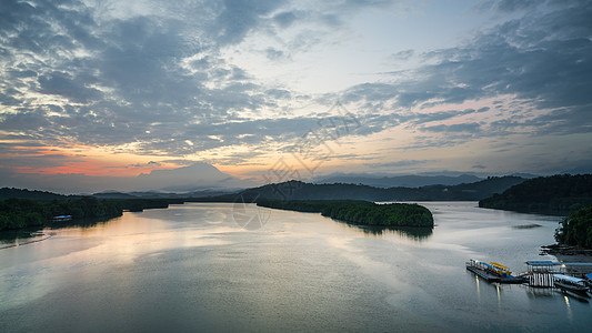 孟卡邦河和米特基纳巴卢旅游天堂旅行天空日出阳光高地热带图片