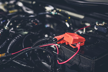 给电池充电 电缆输电 把电力传输到一个死去的沼泽汽车维修连接器剪辑运输金属夹子红色黑色鳄鱼图片
