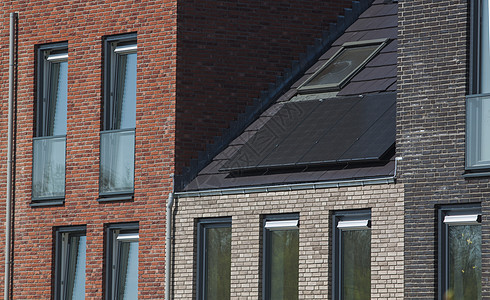 屋顶上的太阳能电池板安装回收街道砖块活力电气阳光建造技术发电机图片