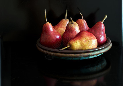 盘子上的红梨图片