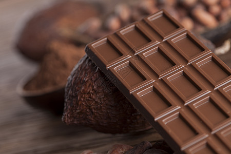 巧克力棒 糖果甜糖 可可豆和木制面包上的粉末宏观美食诱惑可可营养木头乡村酒吧甜点饮食图片