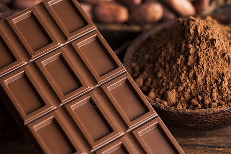 巧克力棒 糖果甜糖 可可豆和木制面包上的粉末小吃美食宏观可可巧克力诱惑木头饮食甜点乡村图片