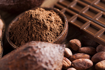 巧克力棒 糖果甜糖 可可豆和木制面包上的粉末营养巧克力地面桌子乡村宏观木头美食甜点诱惑图片