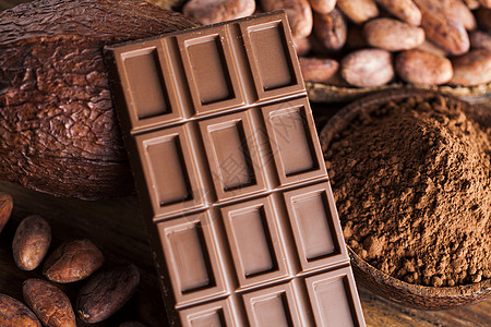 巧克力棒 糖果甜糖 可可豆和木制面包上的粉末小吃甜点诱惑营养木头地面可可桌子巧克力乡村图片