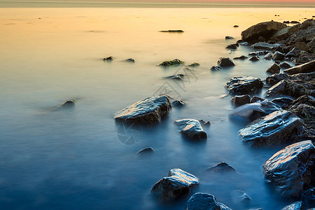 日落后黑海岩石海滩海岸的海岸线 俄罗斯阿纳帕图片