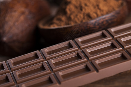巧克力棒 糖果甜糖 可可豆和木制面包上的粉末乡村美食地面桌子巧克力木头营养诱惑酒吧可可图片